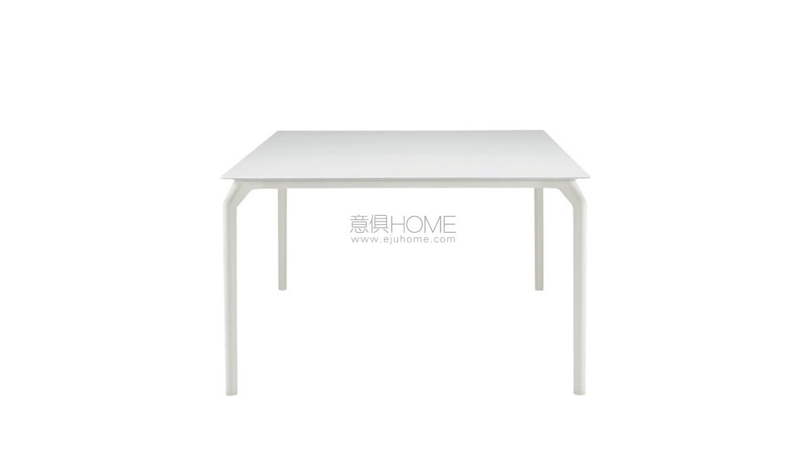 TEC 1200 - 633 桌子