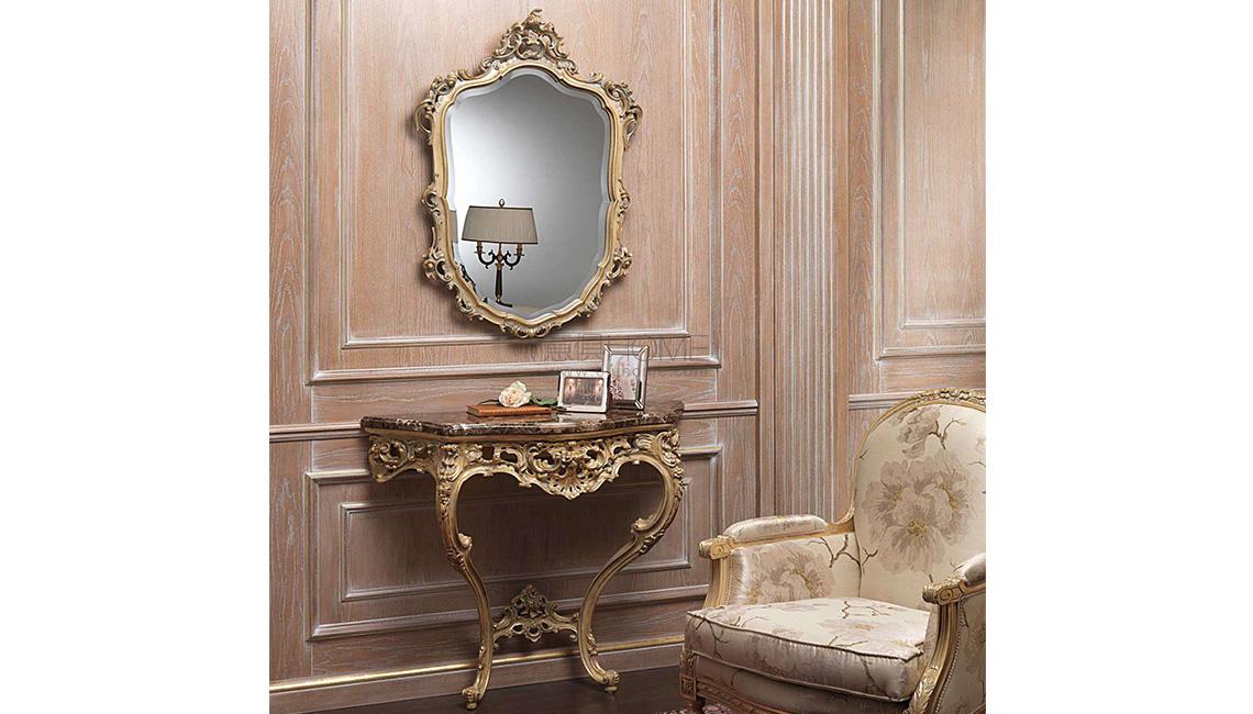 Classic console with carvings 玄關(guān)桌