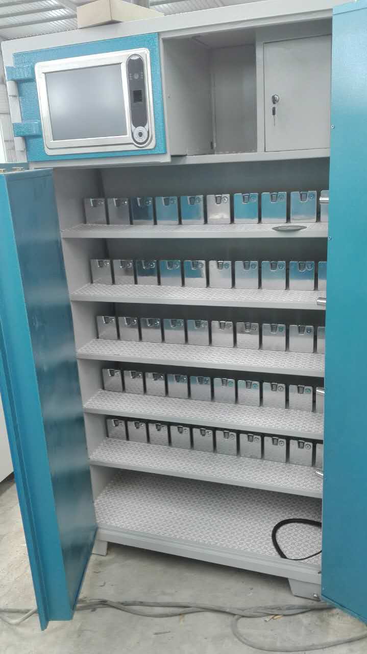 Lock 240 low 餐邊柜