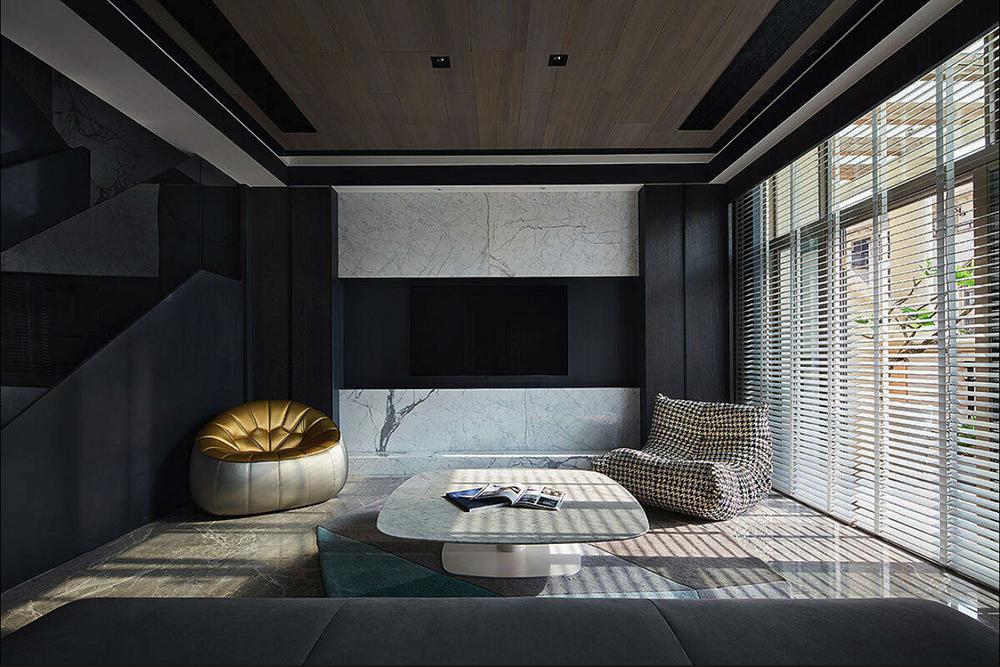 黑的凝結，白的純真，灰的協調，三者的互動隱藏著更深的欲望，使空間像一首冷熱的詩。